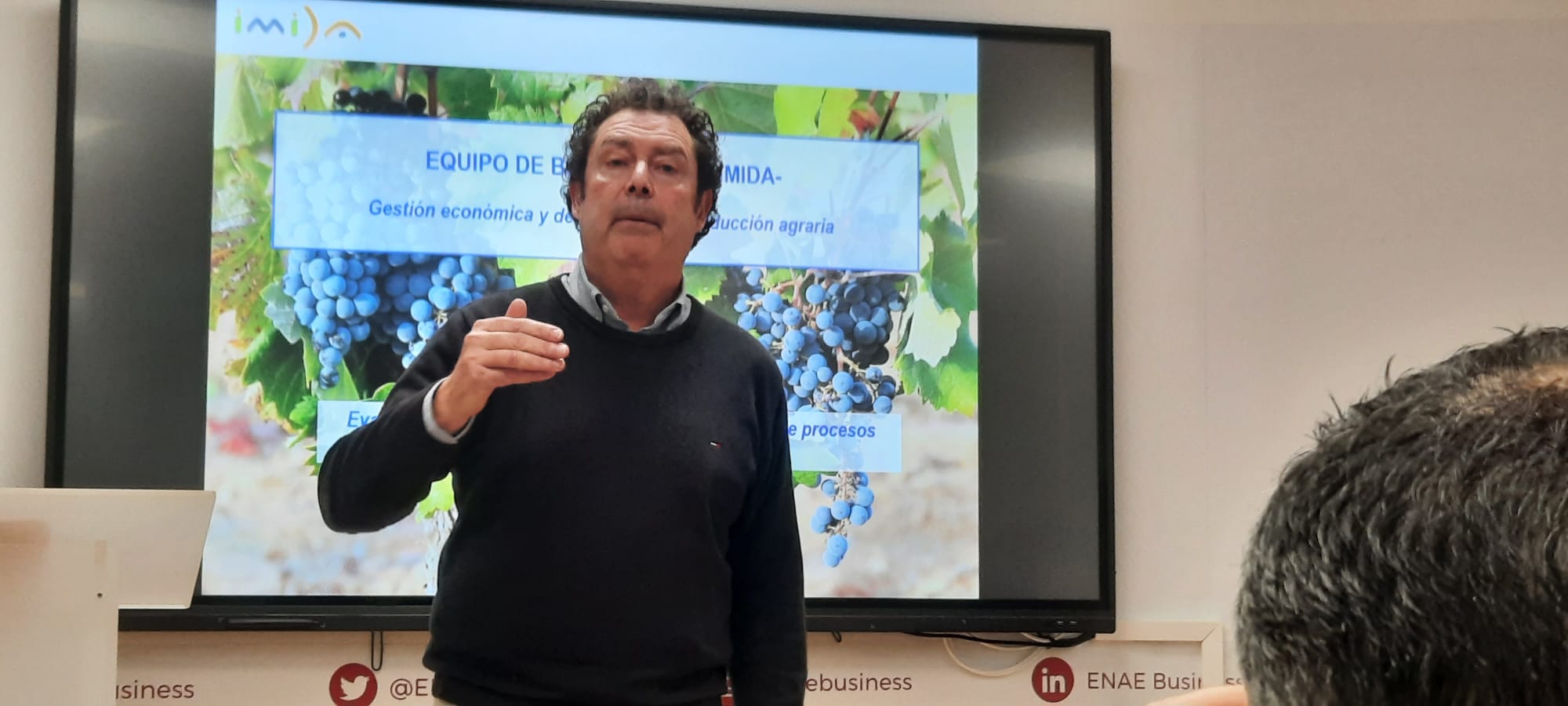 José García García, investigador del Equipo de Bioeconomía del IMIDA, en su ponencia sobre Tendencias y Gestión de Costes en la Producción Agrícola