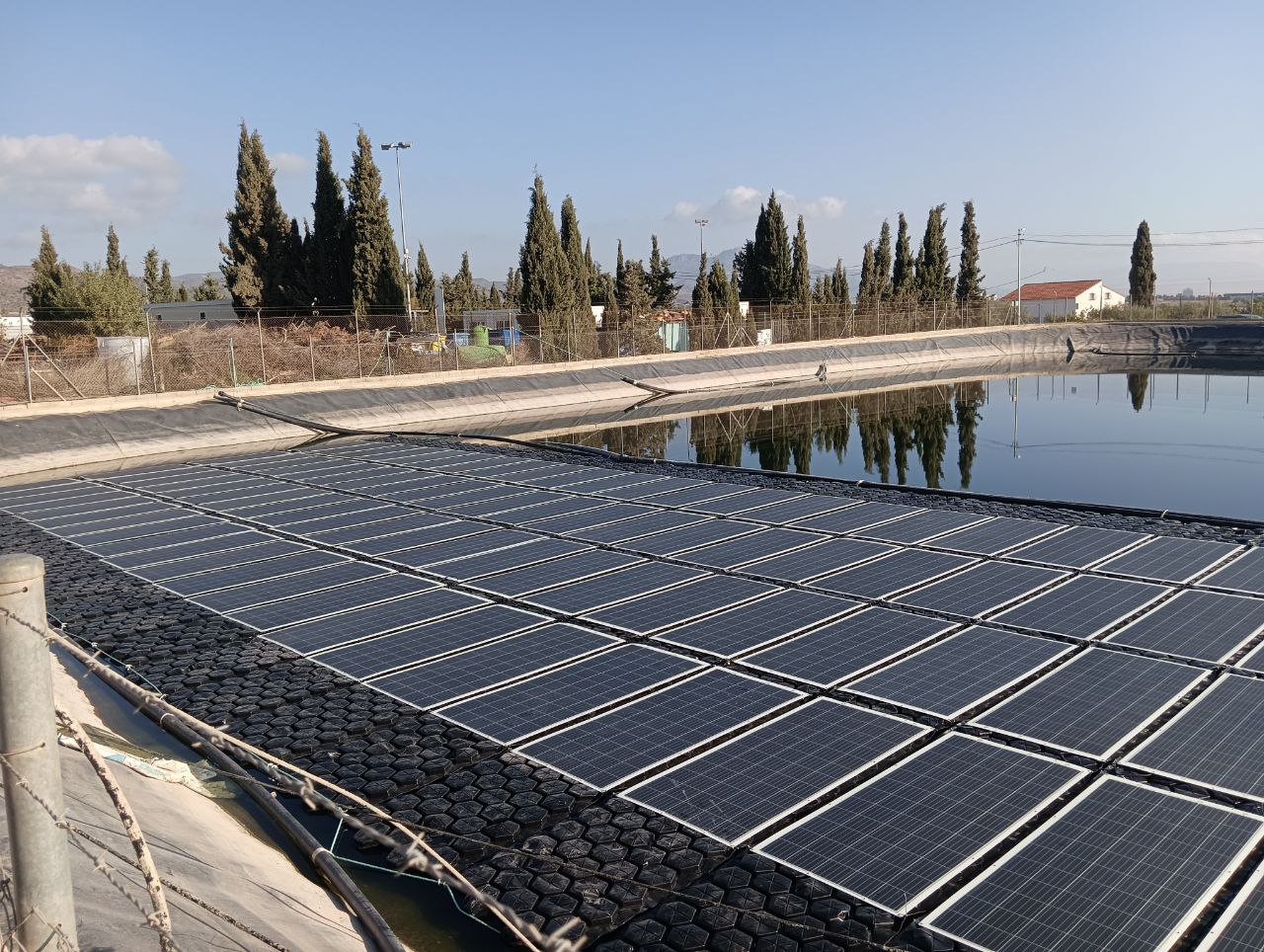 Balsa cubierta por los módulos flotantes con las placas fotovoltaicas.